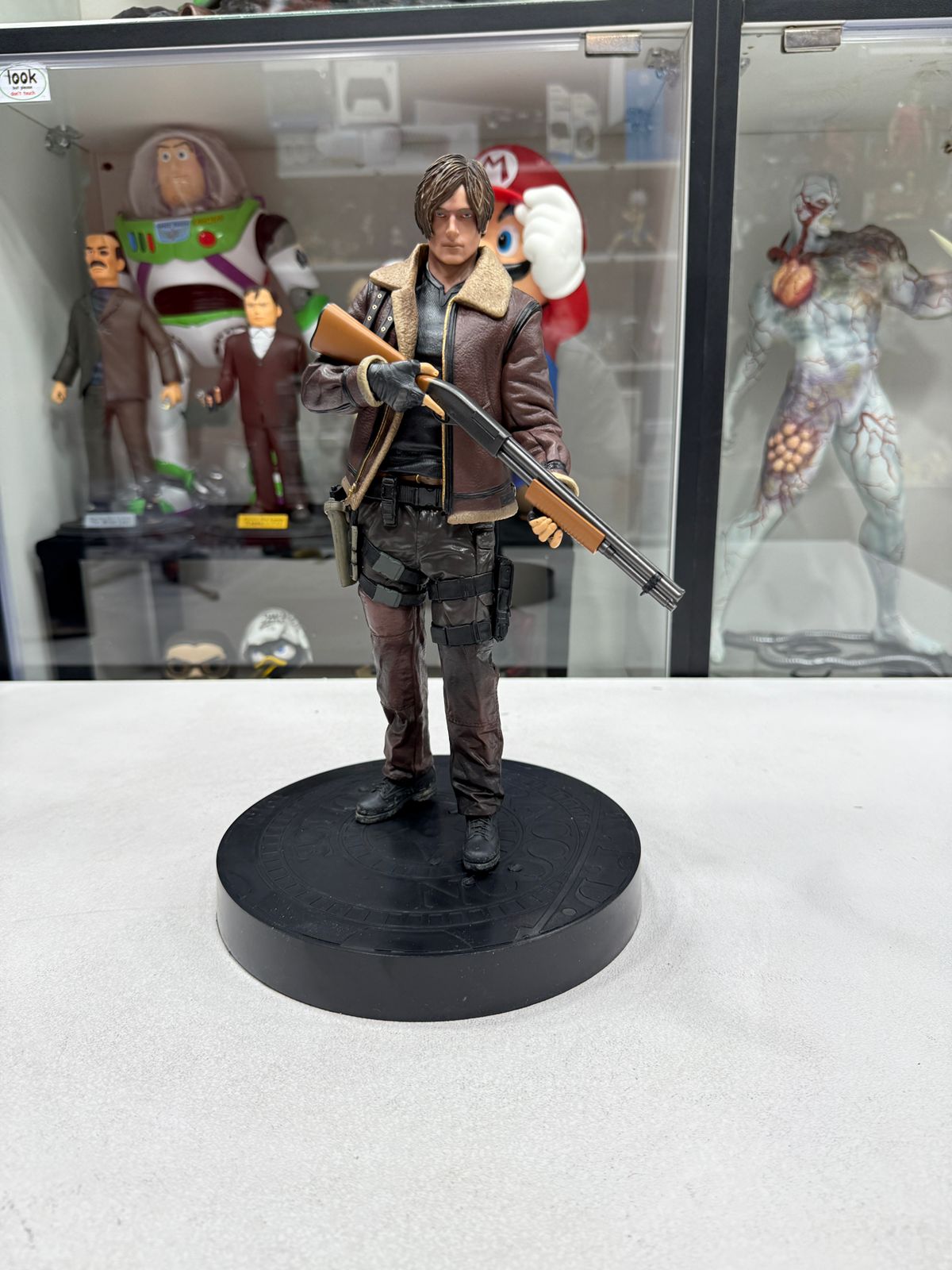 leon kennedy re4 staatue leon kennedy re4 staatue