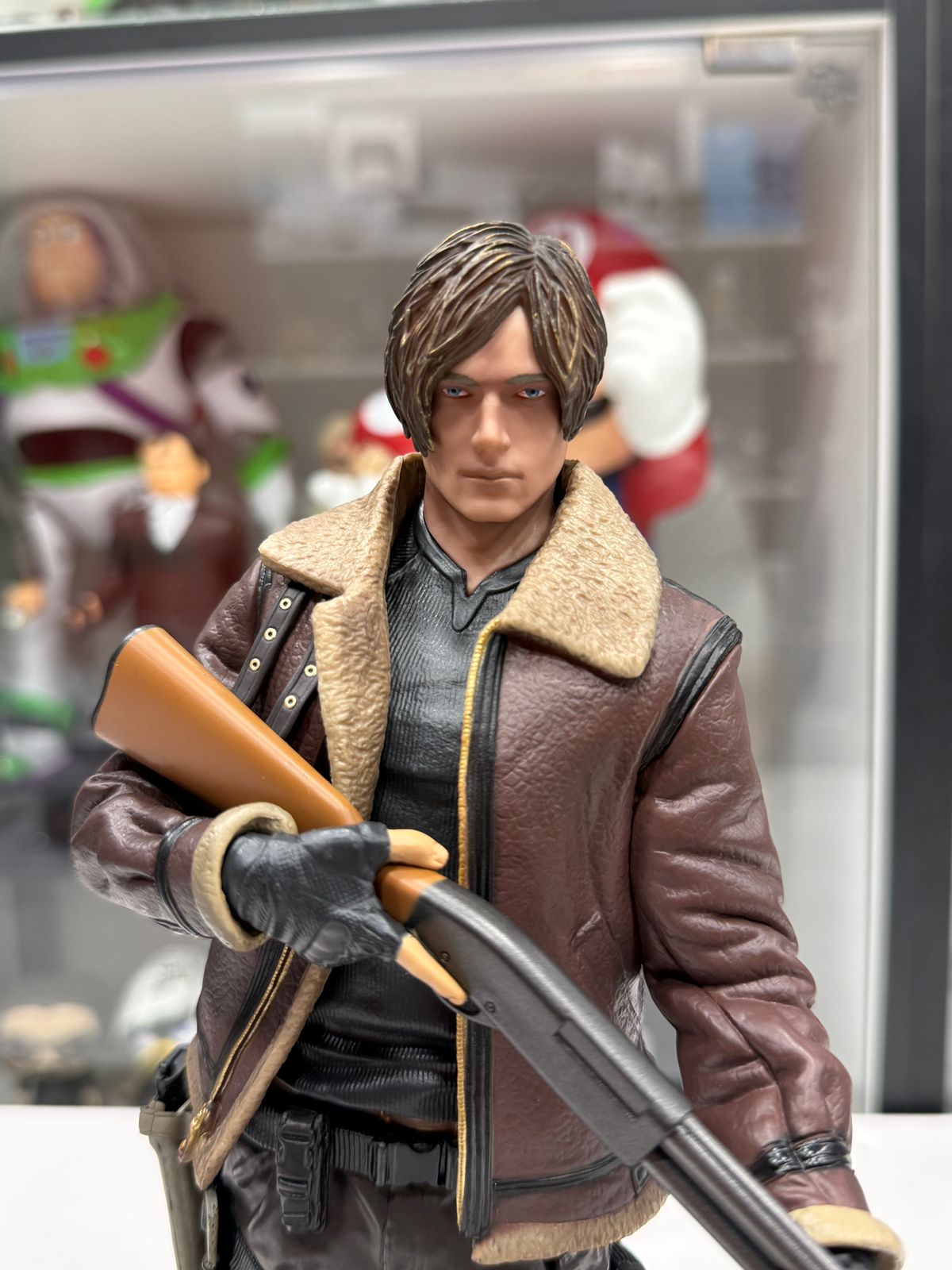 leon kennedy re4 staatue leon kennedy re4 staatue