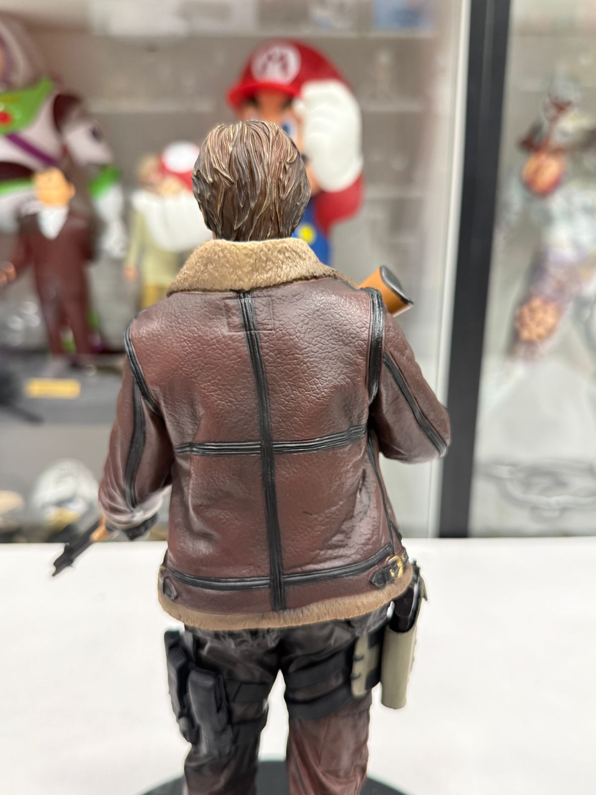 leon kennedy re4 staatue leon kennedy re4 staatue