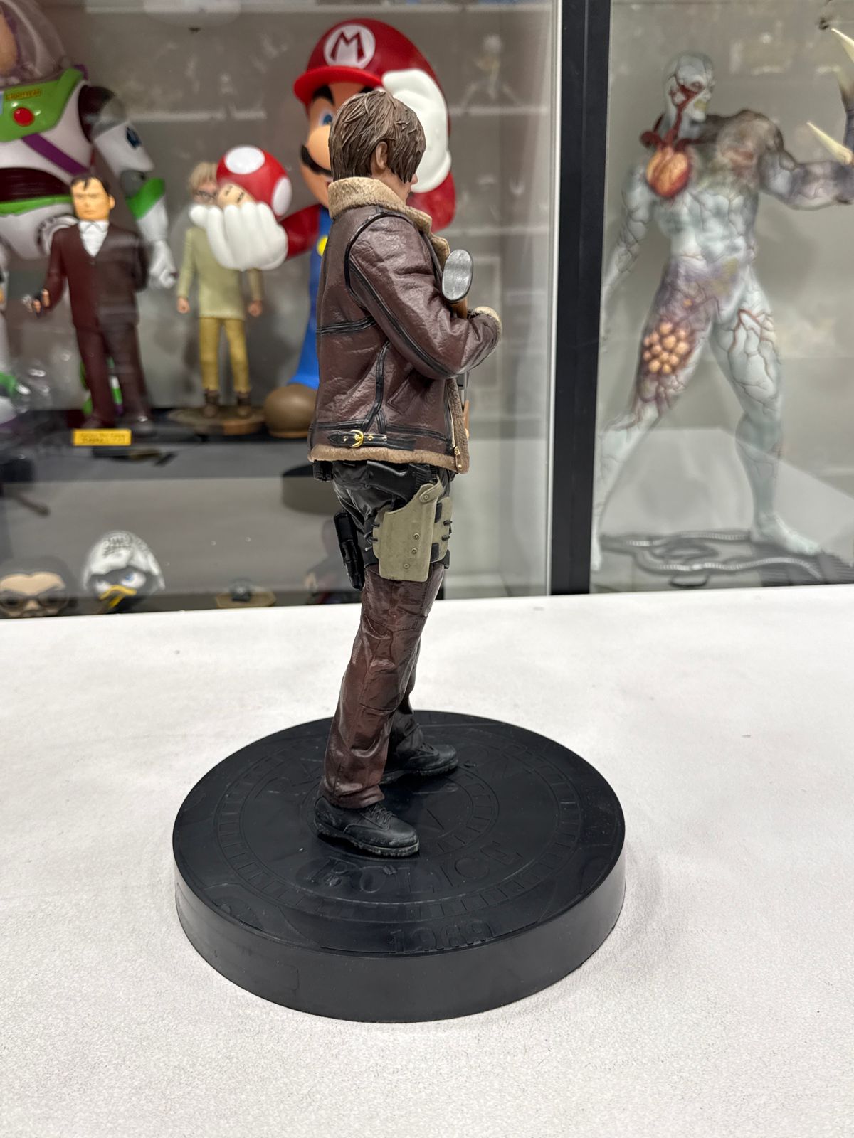 leon kennedy re4 staatue leon kennedy re4 staatue