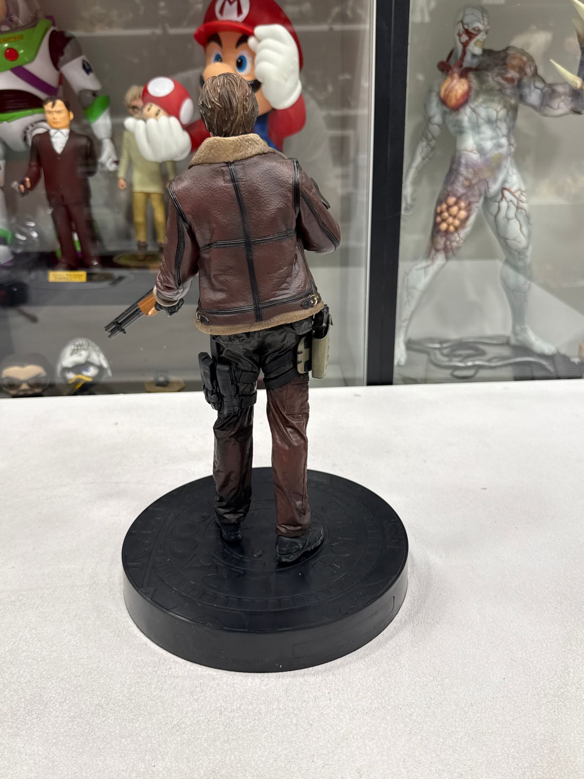 leon kennedy re4 staatue leon kennedy re4 staatue