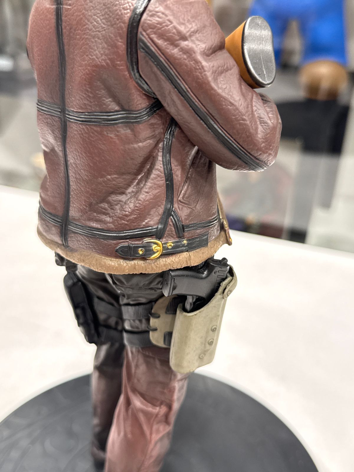 leon kennedy re4 staatue leon kennedy re4 staatue