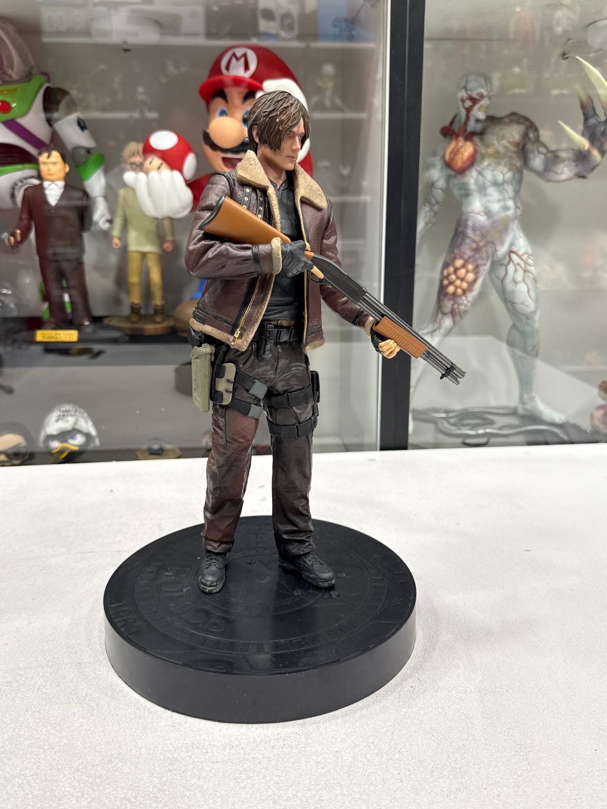 leon kennedy re4 staatue leon kennedy re4 staatue