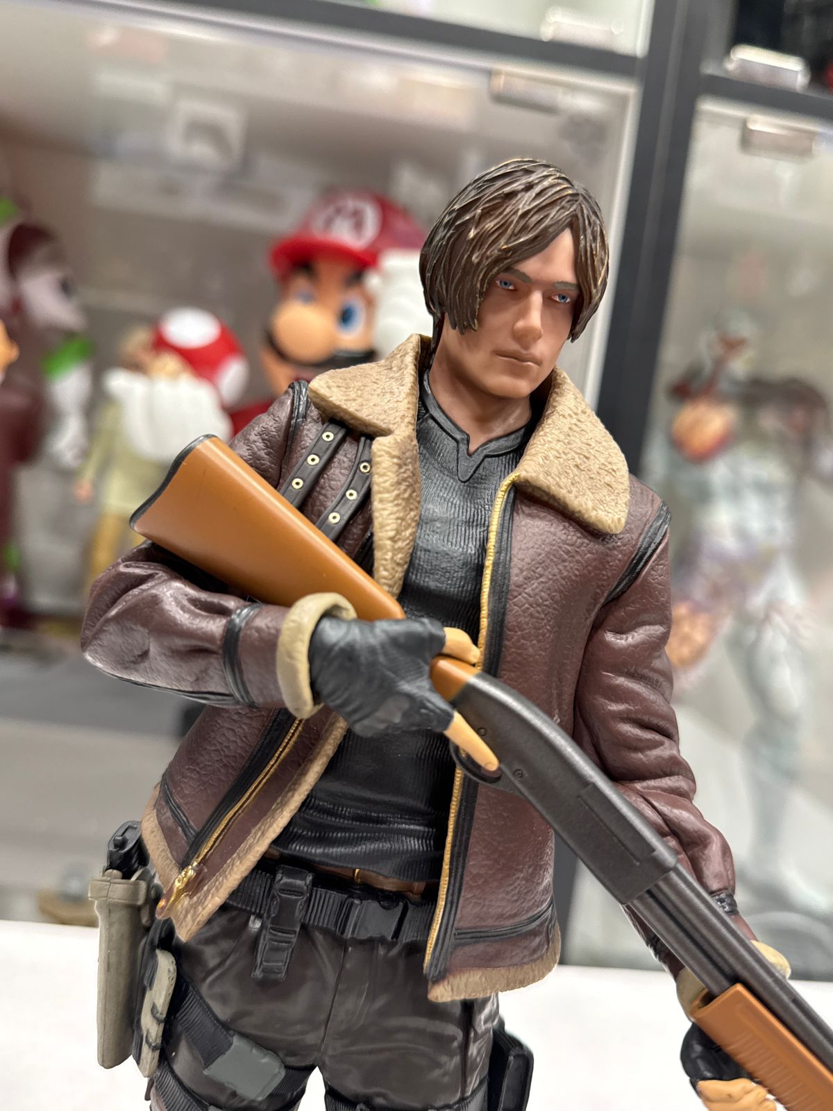 leon kennedy re4 staatue leon kennedy re4 staatue