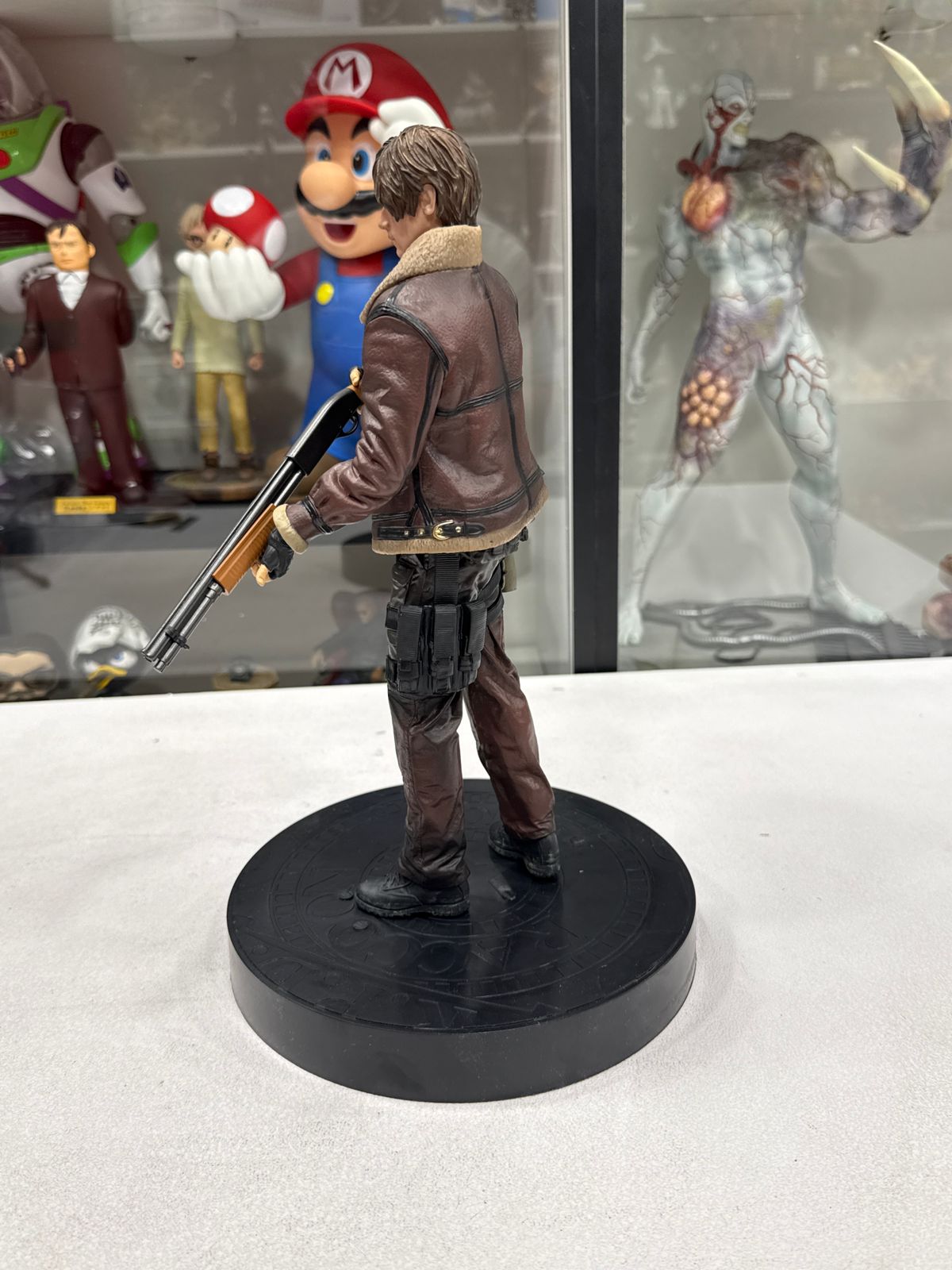 leon kennedy re4 staatue leon kennedy re4 staatue